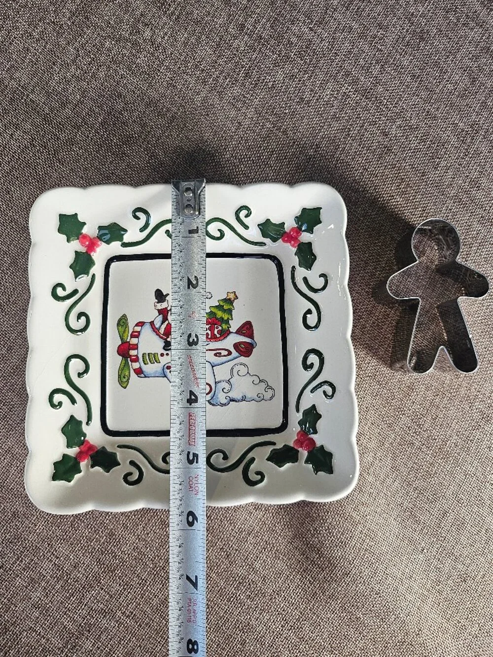 Cosmos Gifts Ceramic Christmas Santa Claus Plate With Metal Cookie Cutter Set